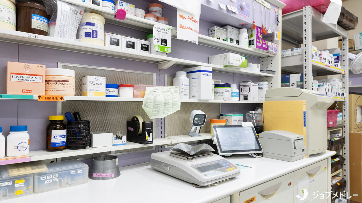 アイランド薬局 丸田店の写真9枚目:電子天秤を活用し、正確な調剤業務に取り組めます