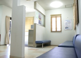 医療法人社団豊泉歯科医院の写真3枚目：待合室には雑誌や無料ドリンクをご用意。患者様にゆったりとお待ちいただけます