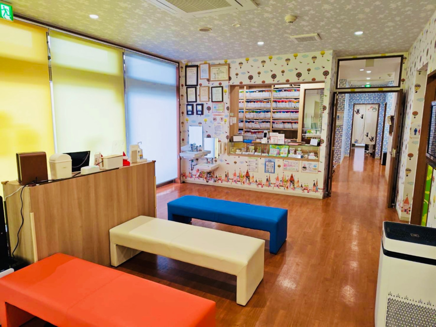 たんぽぽ小児歯科(歯科衛生士の求人)の写真6枚目:受付からしっかり待合が見渡せるようになっています。