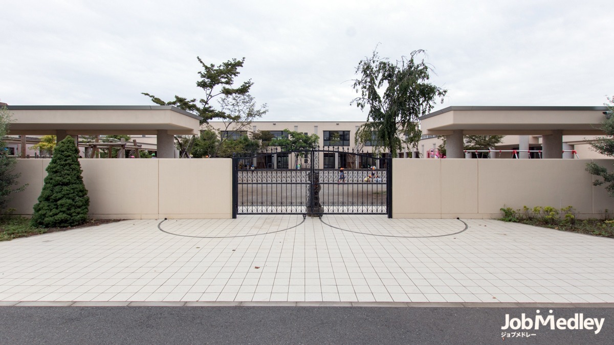 坂の上幼稚園(保育補助の求人)の写真:戸倉野球場のすぐ裏手側にある幼稚園です