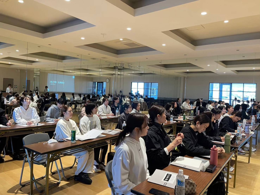 メンズノエル 三島店(エステティシャン/セラピストの求人)の写真7枚目:毎年2月、社員総会で優秀社員を表彰♪皆で楽しむイベントです