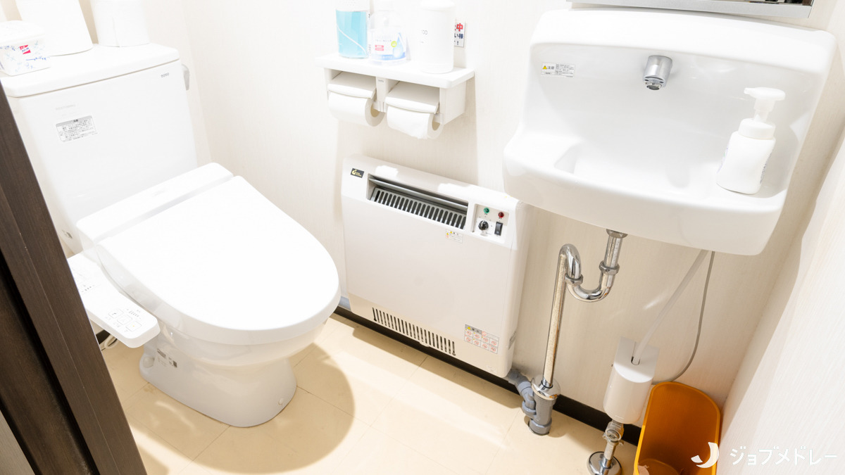 朝日ケアホーム山鼻の写真24枚目：お手洗い内にはヒーターを設置しており、冬でも安心です＊