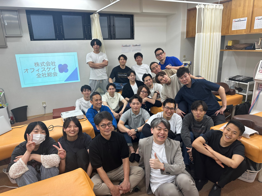 二条城こばやし鍼灸整骨院の写真6枚目：グループ全体の集合写真です