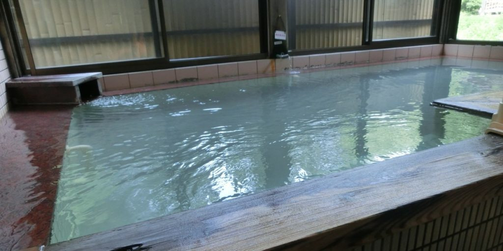 萌気園大和通所介護「地蔵の湯」の写真1枚目：赤沢川の奥より源泉を引いており、乳白色の少し硫黄の香りがする温泉です。