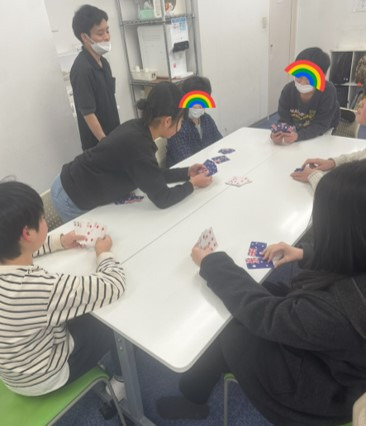 ハッピーテラス幸教室（児童指導員/指導員の求人）の写真16枚目：トランプやウノ以外にも、色々な楽しいカードゲームがあります。