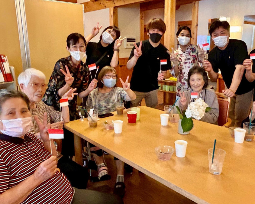 デイサービスセンター燦はね（介護職/ヘルパーの求人）の写真5枚目：インドネシアの実習生もお一人頑張っています！