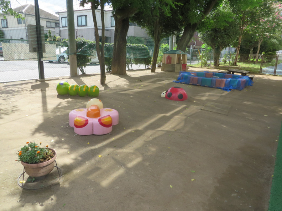 砧南らる保育園（保育士の求人）の写真3枚目：園庭で毎日遊んでいます