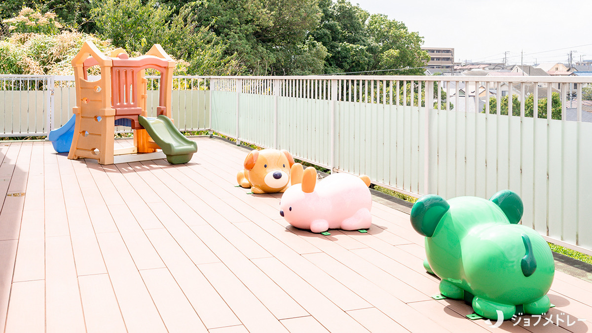 コスモス保育園浦和山崎園第Ⅱの写真6枚目：遊具が設置された屋上です
