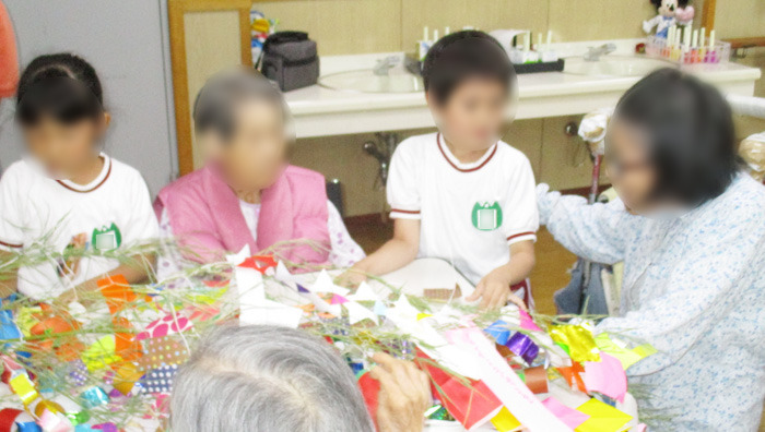 介護老人保健施設 光乃里（介護職/ヘルパーの求人）の写真4枚目：七夕交流会の様子