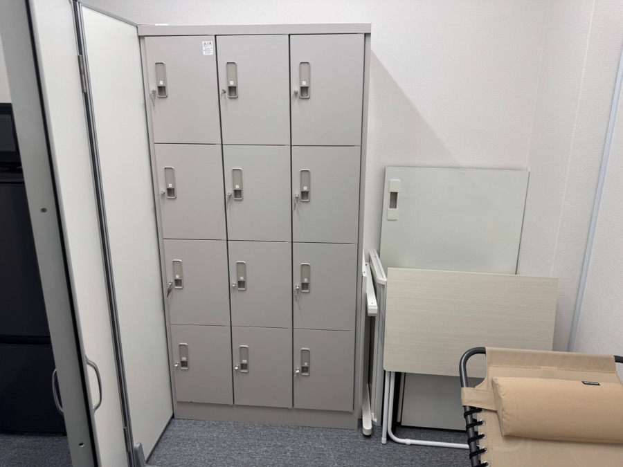 訪問看護ステーションはな横浜鶴見（作業療法士の求人）の写真4枚目：更衣室と休憩スペース！仮眠ベッド完備！！