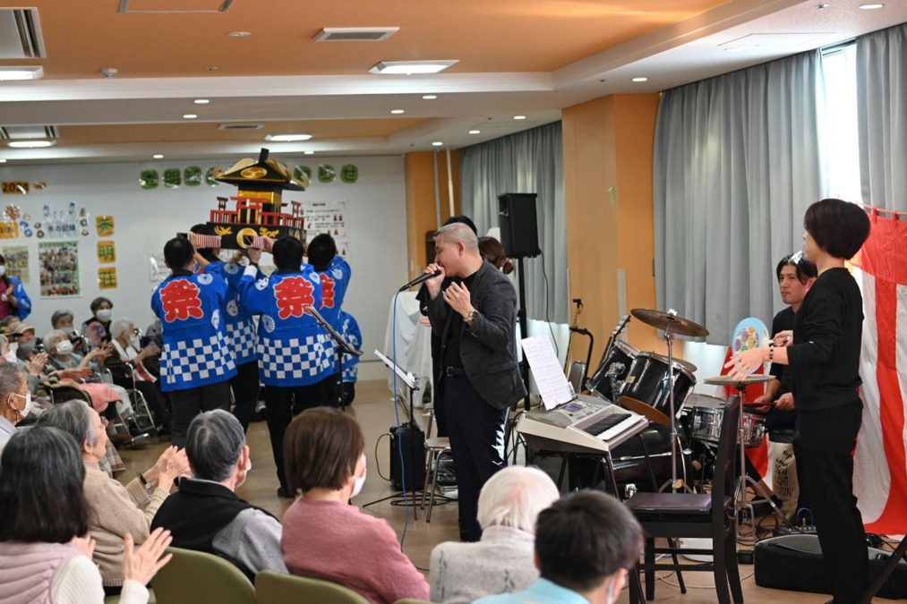 玉島中央老健施設　秀明荘の写真4枚目：秀明祭にて秀明バンドの演奏！