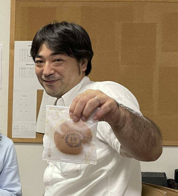 医療法人社団敬正会　あんクリニック訪問診療（医療事務/受付の求人）の写真7枚目：医事部支援課長です。手に持っているのは10周年記念の時に配布されたどら焼きですｗ