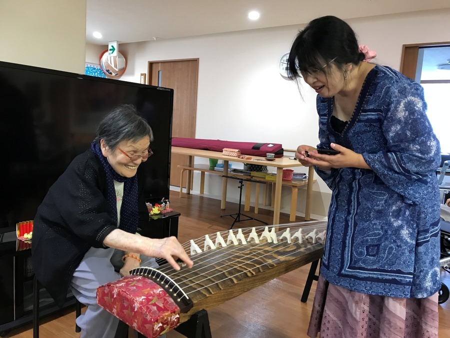 ファミリーケア智温苑の写真12枚目：ボランティアさんにも来て頂き、一瞬でも多くの笑顔が見られるよう努めています！