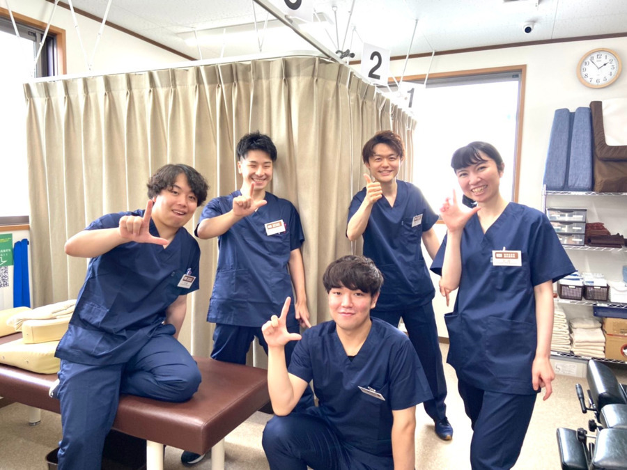 新津名倉堂鍼灸接骨院（医療事務/受付の求人）の写真3枚目：スタッフ皆仲が良く、働きやすい環境です♪
