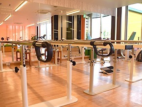 NPデイサービスせとリハビリステーションの写真2枚目:さまざまな機能訓練機器を用いて、一人ひとりに最適な指導をおこなっています