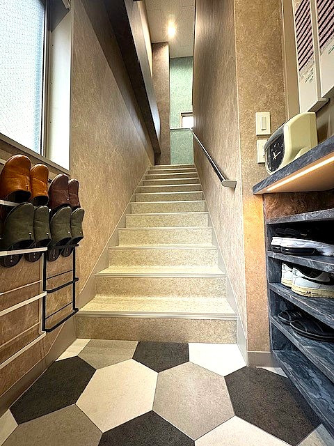 医療法人下村小児科医院（医療事務/受付の求人）の写真8枚目：2F（診察室）から3F（休憩室）への階段
