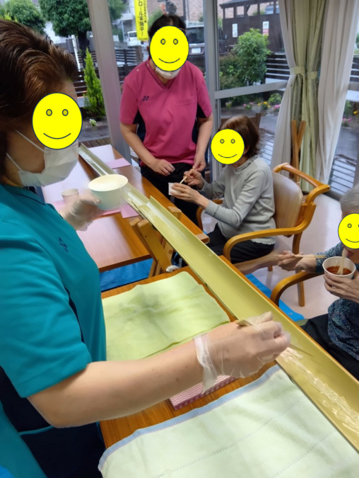 ラ・ソーラ　みのお牧落駅前（サービス提供責任者の求人）の写真10枚目：風情を楽しんでいただく入居者様です。