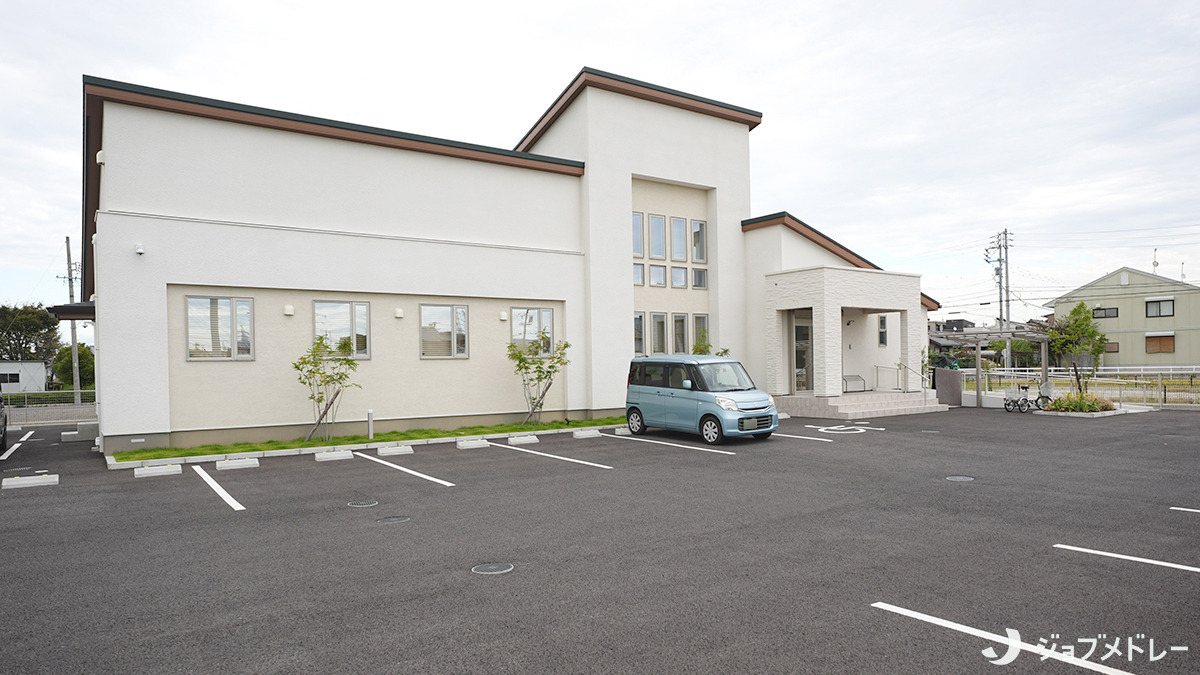 小岩井歯科（医療事務/受付の求人）の写真2枚目：広々とした駐車場があり、マイカー通勤も可能です