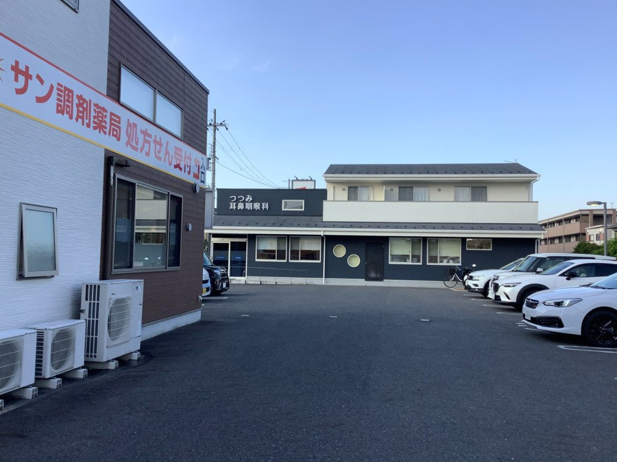 つつみ耳鼻咽喉科の写真3枚目：駐車場は15台駐車可能で、スタッフ用の専用駐車場もあります。調剤薬局が隣接。