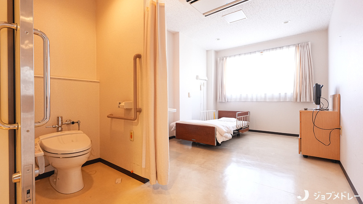 社会福祉法人翠生会　和光ホーム（介護職/ヘルパーの求人）の写真7枚目：明るく広々とした居室です