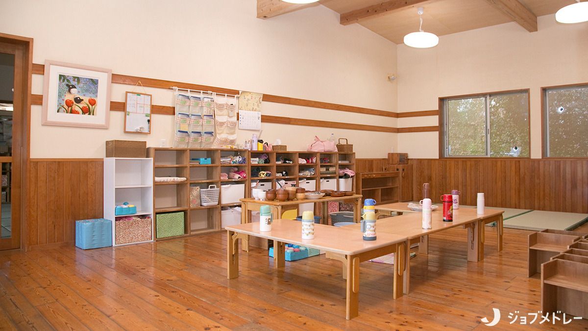 幼保連携型認定こども園にじのね（保育士の求人）の写真5枚目：木のぬくもりに溢れた園舎です