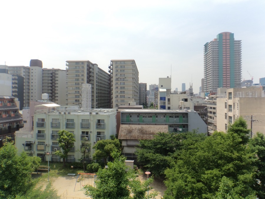 マイステージ・桜花（介護職/ヘルパーの求人）の写真4枚目：5階の庭から見た風景。