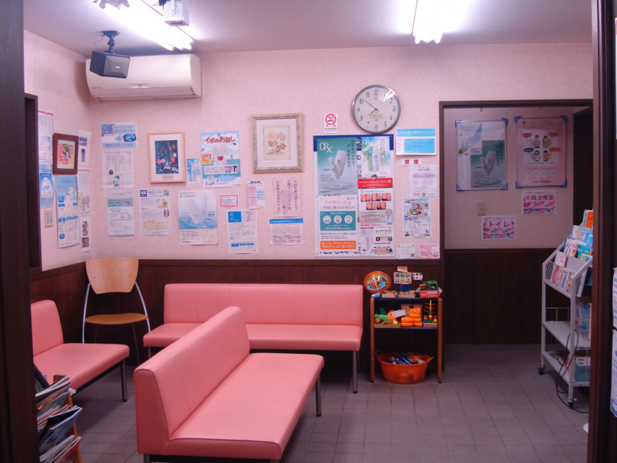 いずみ皮フ科クリニック（医療事務/受付の求人）の写真2枚目：待合室