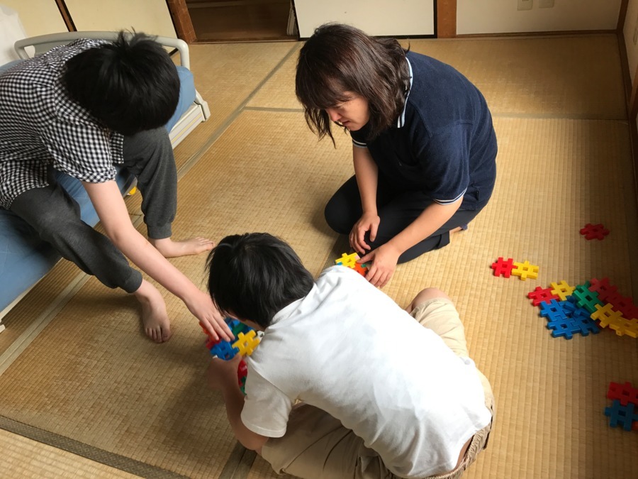 どんぐりの里の写真4枚目：１階の日中一時支援スペースです。
皆楽しく遊んでいます♪