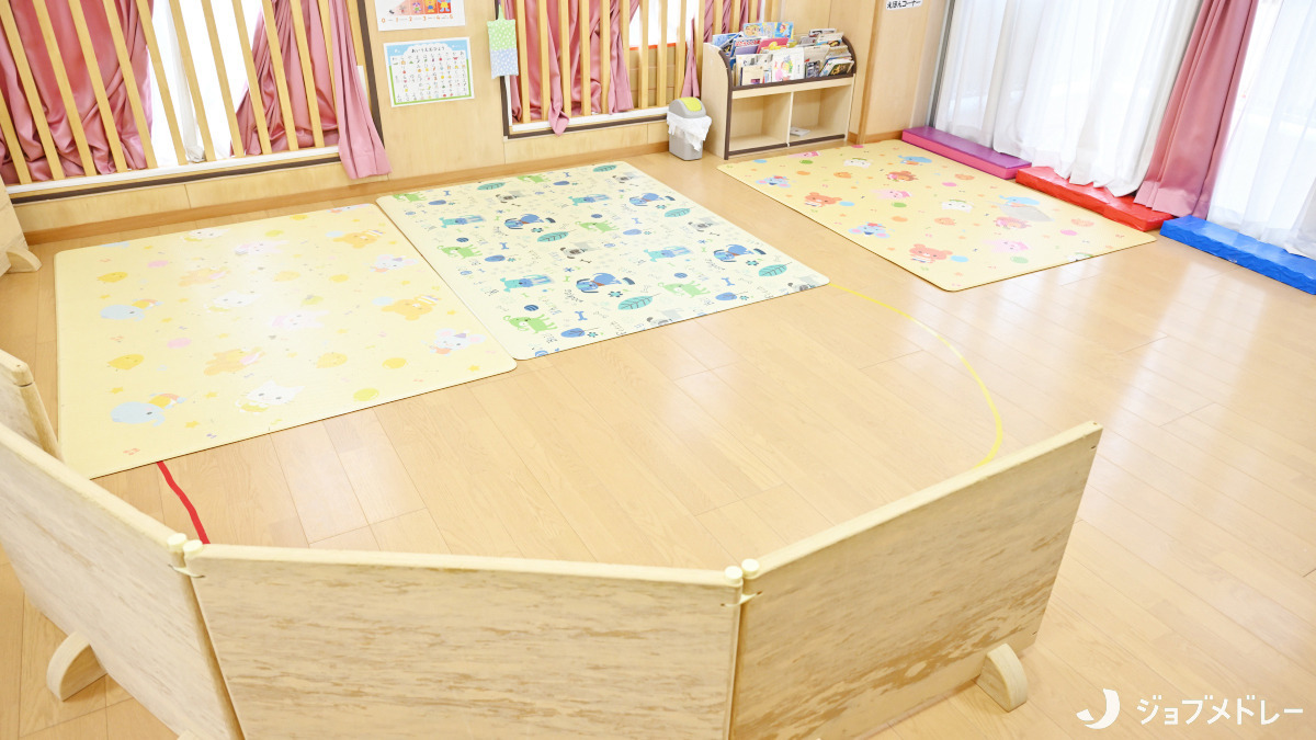 ふちしらコスモ保育園の写真4枚目：保育室には年齢に応じた設備を整えています