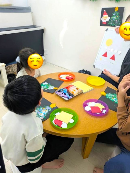 CoCoLo（児童指導員/指導員の求人）の写真4枚目：制作を始める前の説明を行います。