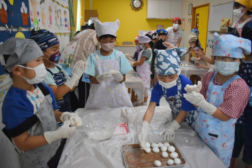 みなみ新松戸保育園の写真6枚目:お月見団子作り