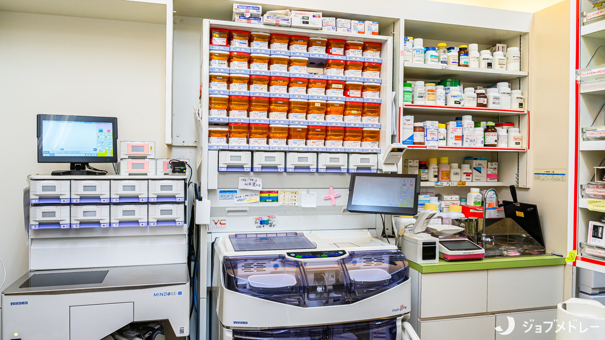 サンアイ薬局ぐすくま(調剤事務の求人)の写真10枚目:自動調剤システムと医薬品保管棚です