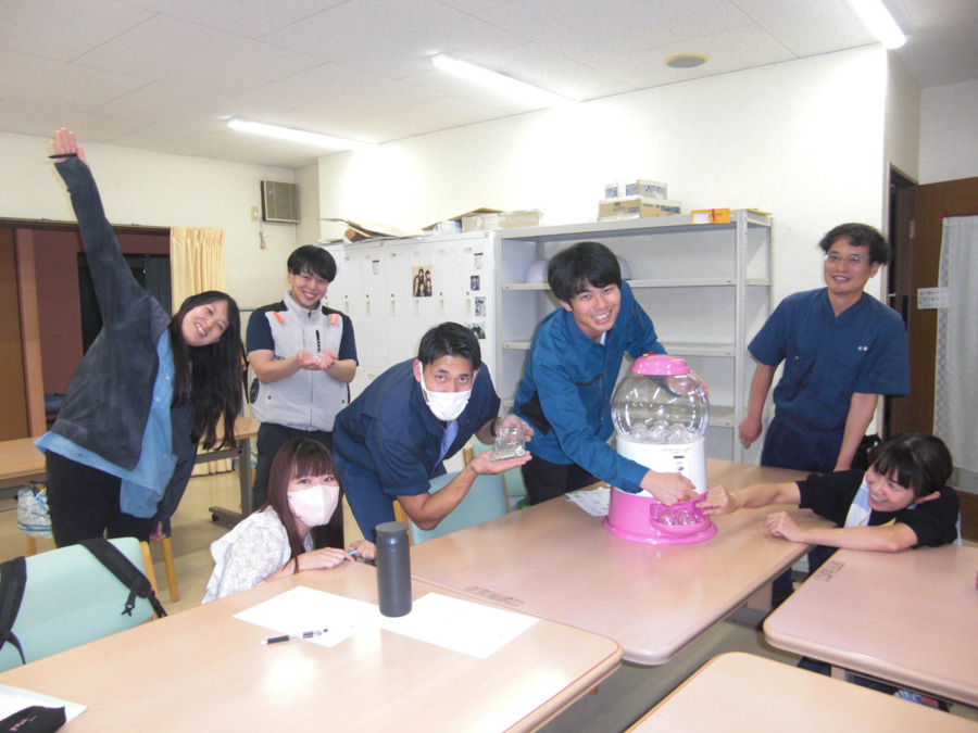 あけび苑の写真3枚目:グッズ作成委員会による会議風景。