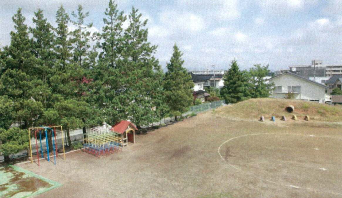 学校法人鷹寺学園　第三あおい幼稚園（保育士の求人）の写真2枚目：広い園庭でのびのび遊べます