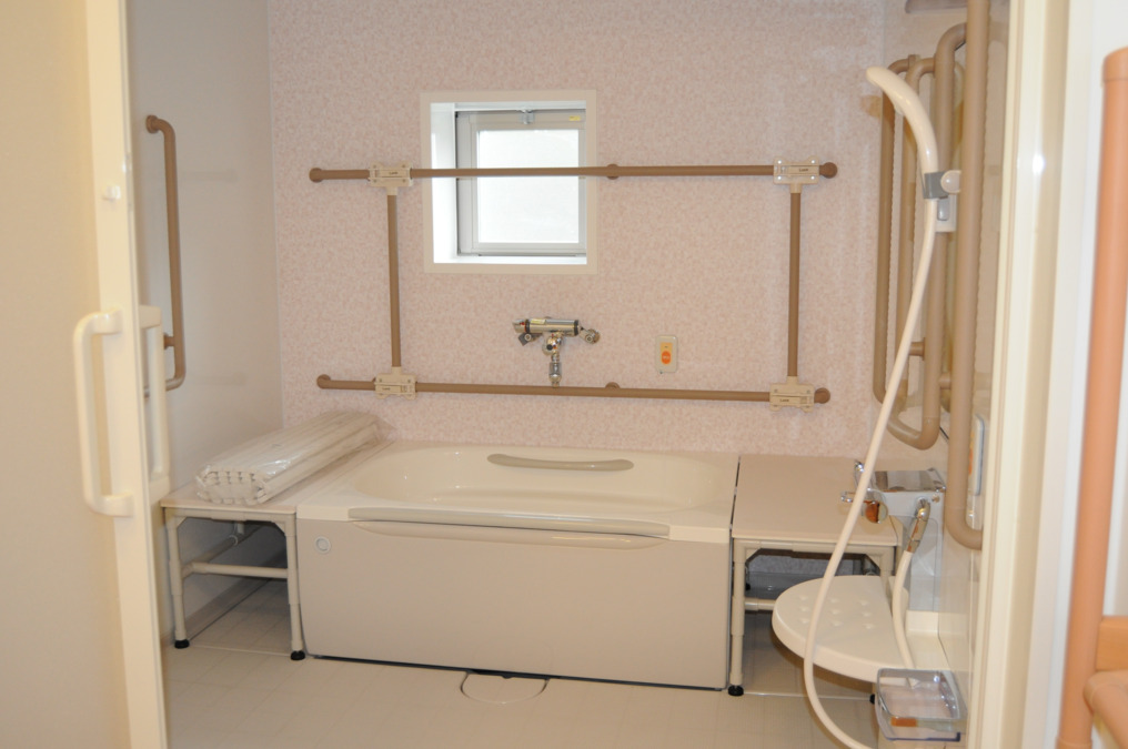 ミモザ湘南平塚介護付きホームの写真6枚目：浴室です。ご利用者への入浴介助の際は、より細やかなケアの提供が求められます♨