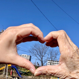 グループホーム　もとすの憩（介護職/ヘルパーの求人）の写真2枚目：ご利用者様と一緒にハート♪