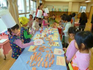 墨田区あおやぎ保育園の写真3枚目：ごっご遊びも本格的