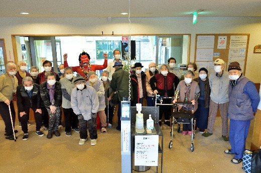 軽費老人ホームA型　安らぎの里（介護職/ヘルパーの求人）の写真5枚目：節分のときの写真です。職員が鬼になり、みなさんで豆まきがおこなわれます。