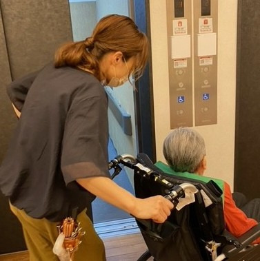 株式会社EE21東京事業所（美容師の求人）の写真5枚目：キレイになったご利用者様をお部屋までしっかり誘導させていただきます！！