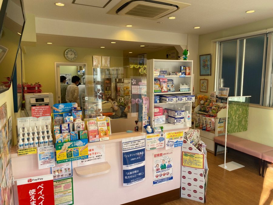サクラ咲く薬局の写真2枚目：受付カウンターにもアクリル板を設置。店内の飛沫感染対策はバッチリです。