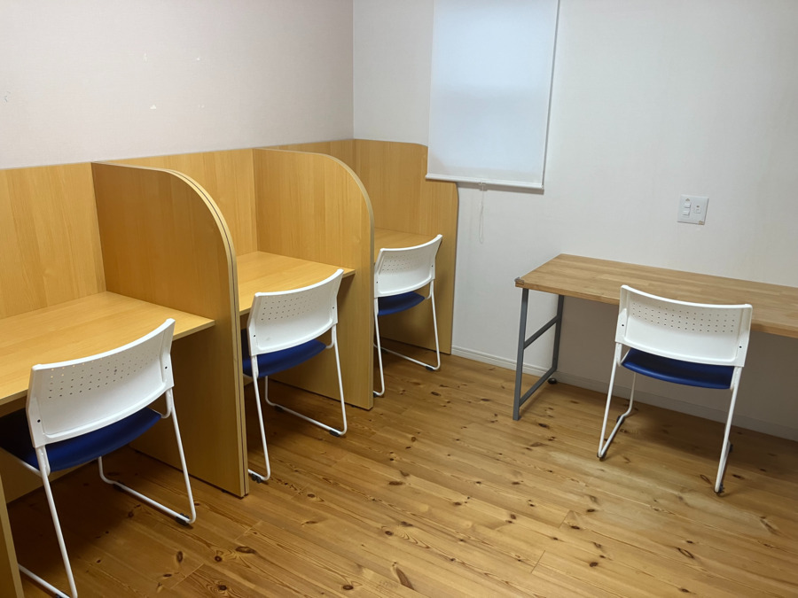 放課後等デイサービスリブハート　大野城（保育士の求人）の写真5枚目：2階の学習室はお子様が集中して宿題ができる環境を整えています。