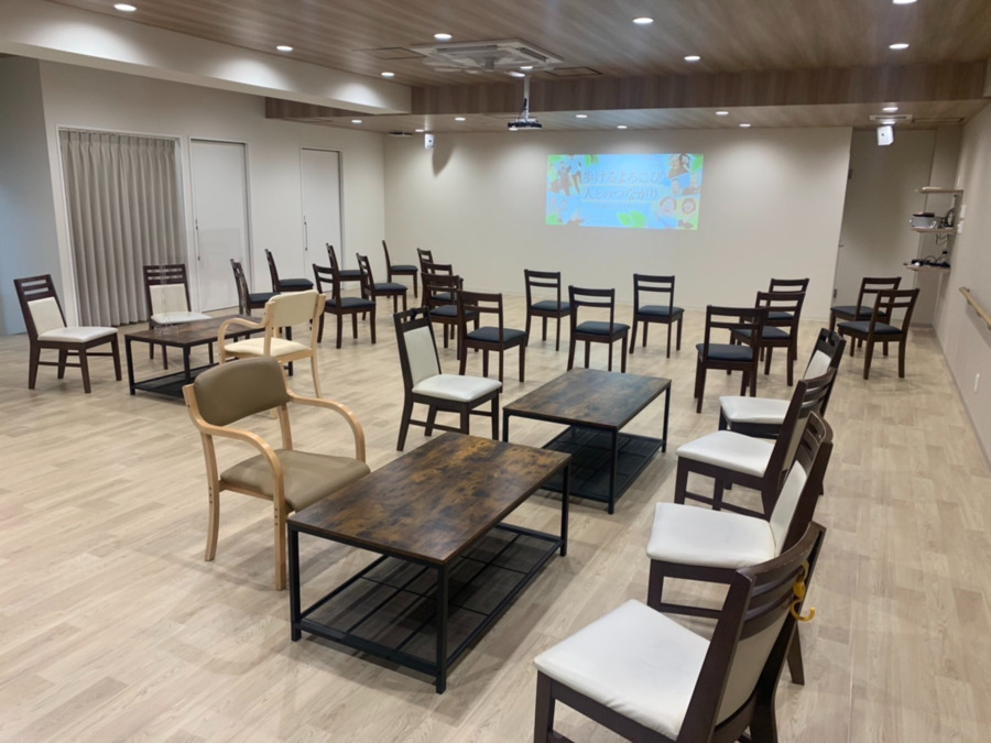 リハビリフィットネスゆずりは　狛江喜多見（介護職/ヘルパーの求人）の写真14枚目：オシャレなカフェのような雰囲気で、ご利用者様もスタッフもモチベーションアップ♪