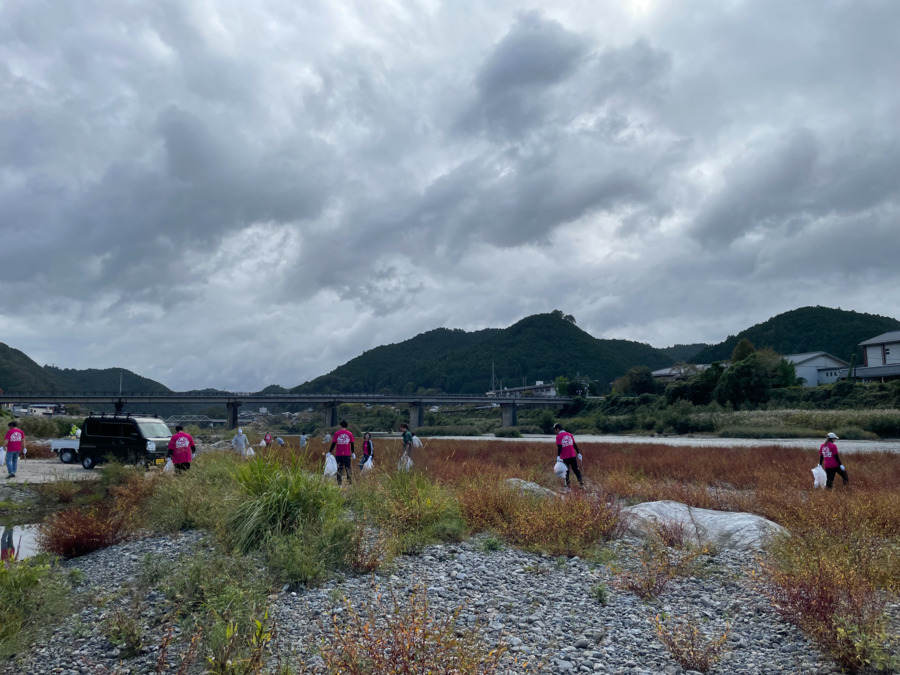 医療法人八甲会潮田病院介護医療院の写真7枚目：吉野川美化活動に参加。