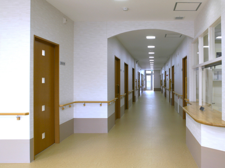 ミモザ湘南台新館介護付きホームの写真3枚目：廊下です。施設では感染症対策を徹底しマメに消毒を行っております。