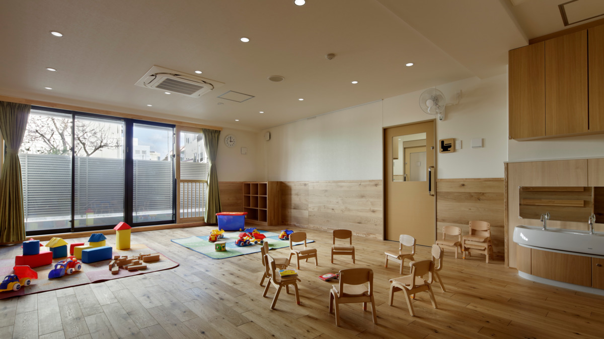このえ西亀有保育園の写真2枚目：無垢の木を使用した保育室。シンプル設計を重視。環境設定は担任の先生次第／西亀有
