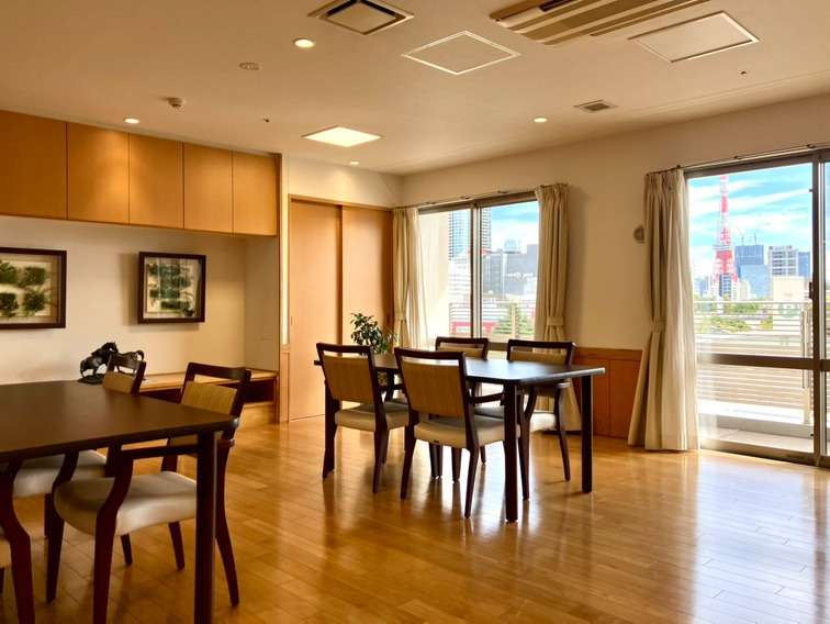 サービス付き高齢者向け住宅 悠楽里レジデンス六本木（介護職/ヘルパーの求人）の写真2枚目：館内フロアです。眺望もよく東京タワーが見えます。