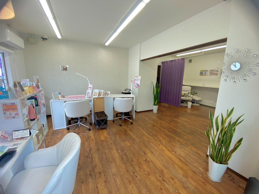 ネイルサロンFelice 川間店の写真3枚目：白を基調としたオシャレで大人な雰囲気です。