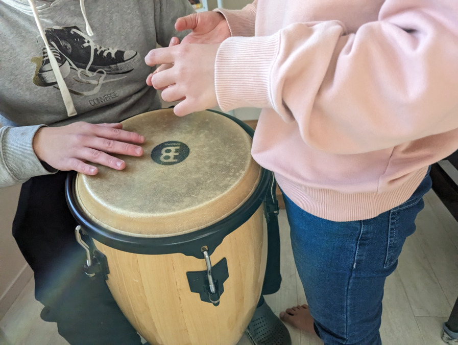 児童発達支援放課後等デイサービスCocotto【ここっと】(児童指導員/指導員の求人)の写真2枚目:言葉の数だけ叩いています