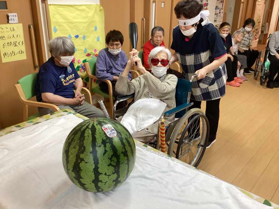 ゆかり八街（介護職/ヘルパーの求人）の写真4枚目：グループホームで行われたレク「スイカ割り」のご様子です