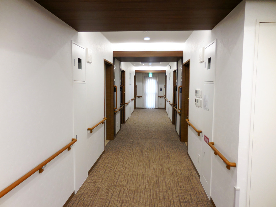 ミモザ横濱花水木苑サービス付き高齢者向け住宅の写真4枚目:廊下です。施設では感染症対策を徹底しマメに消毒を行っております。